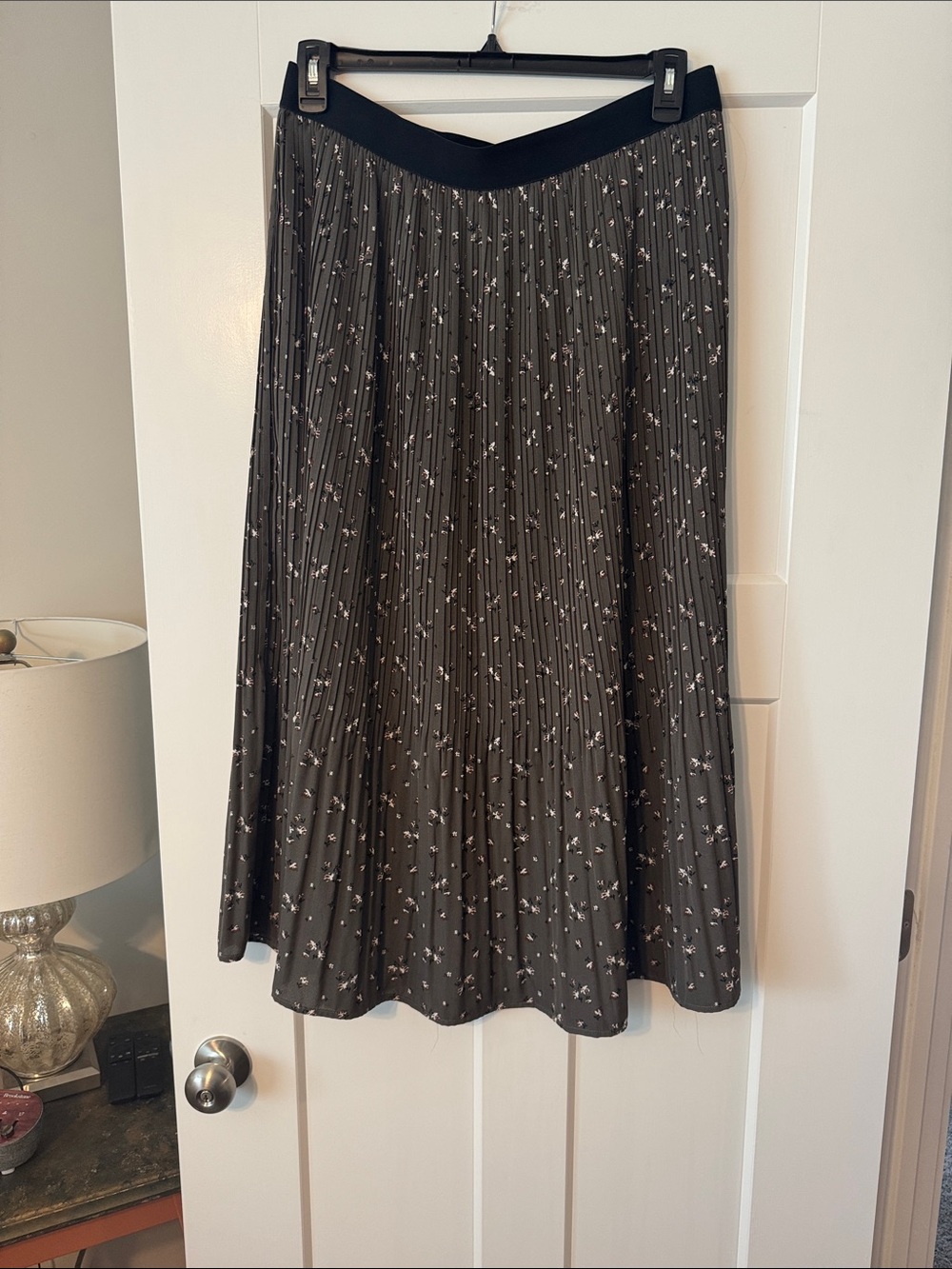 MELLODAY Black Pleated Midi Skirt with Tiny White Floral Print
